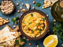 Aperitive festive cu hummus delicios, servite cu legume proaspete și pâine crocantă